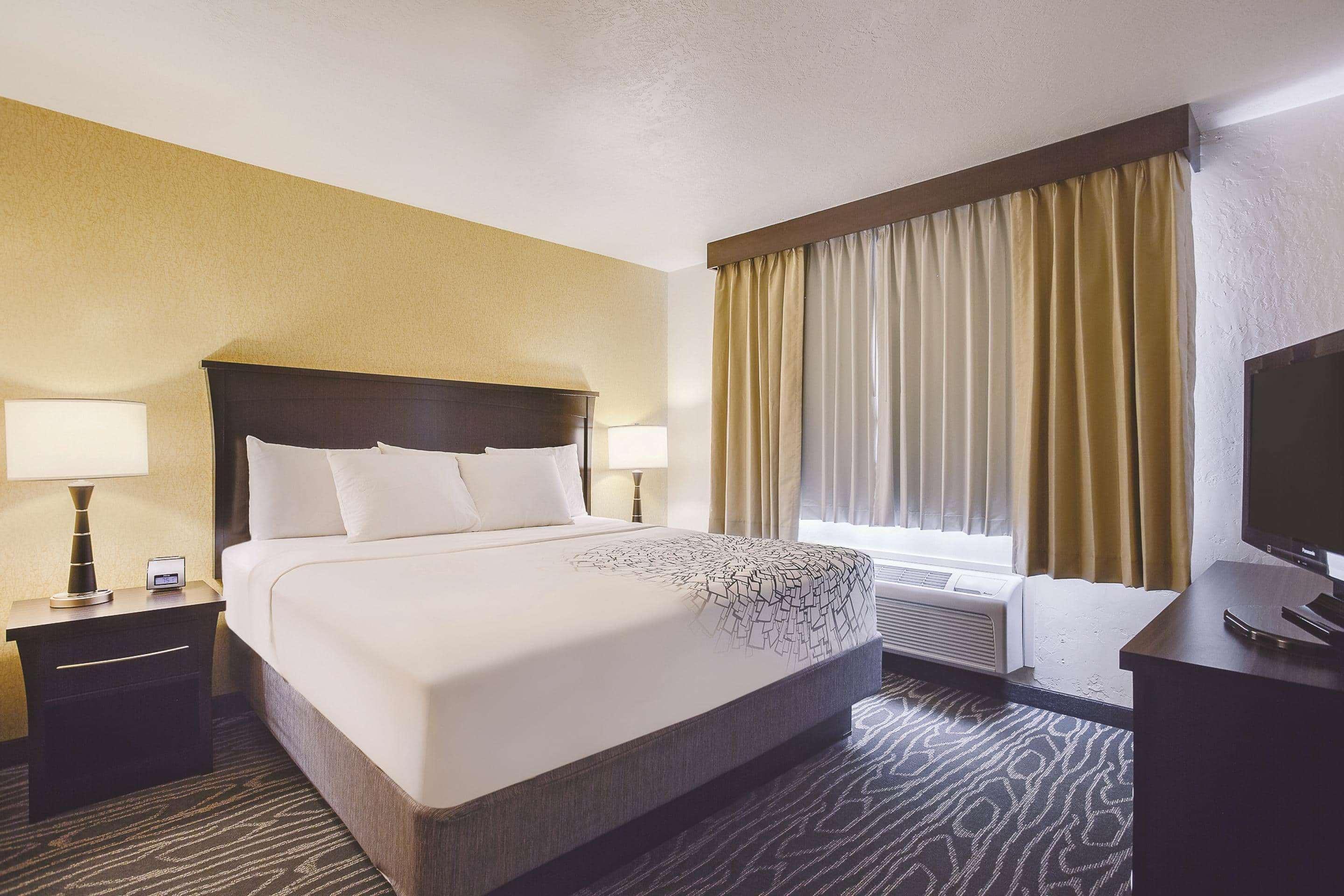 La Quinta By Wyndham Logan Hotel Exterior photo