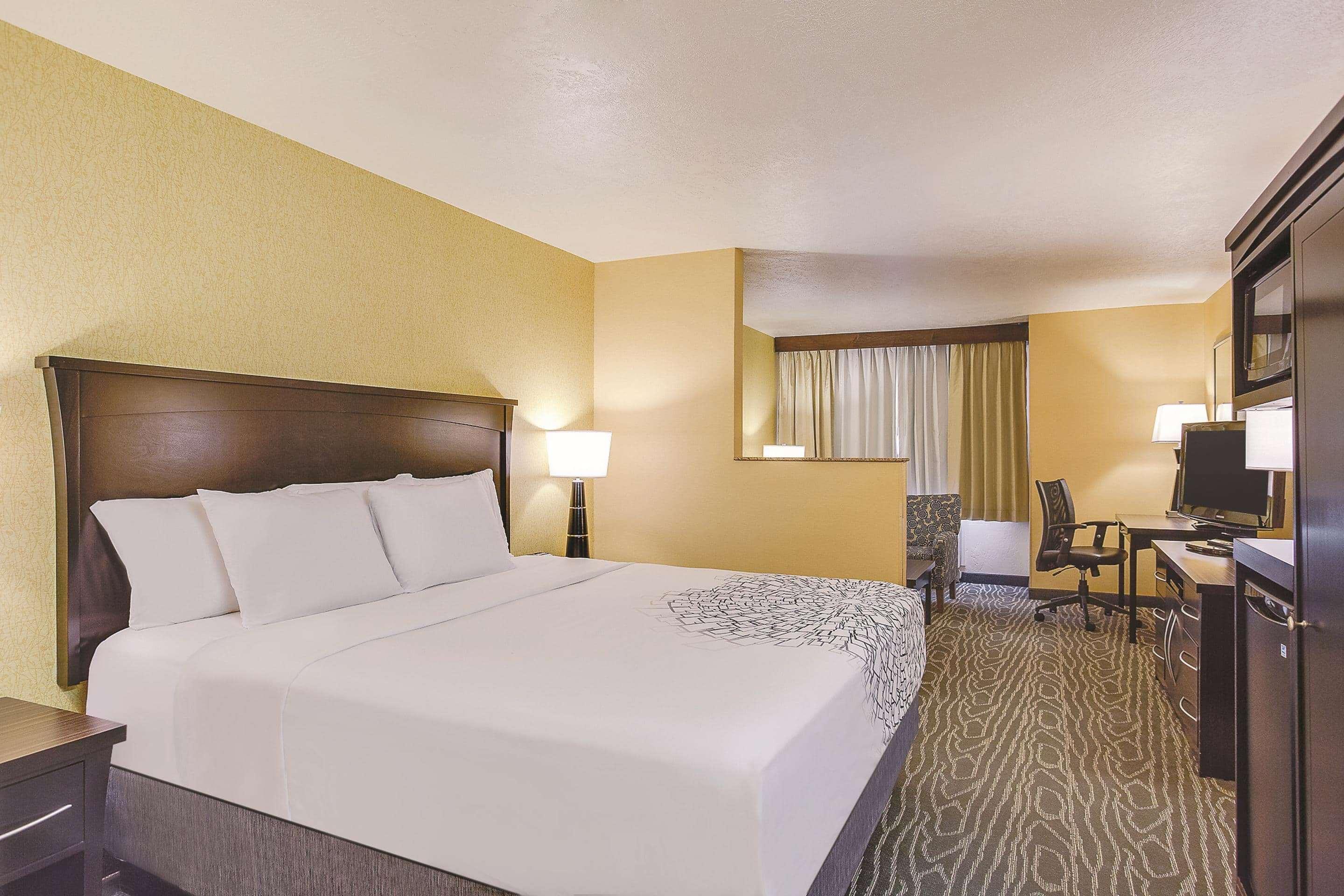 La Quinta By Wyndham Logan Hotel Exterior photo