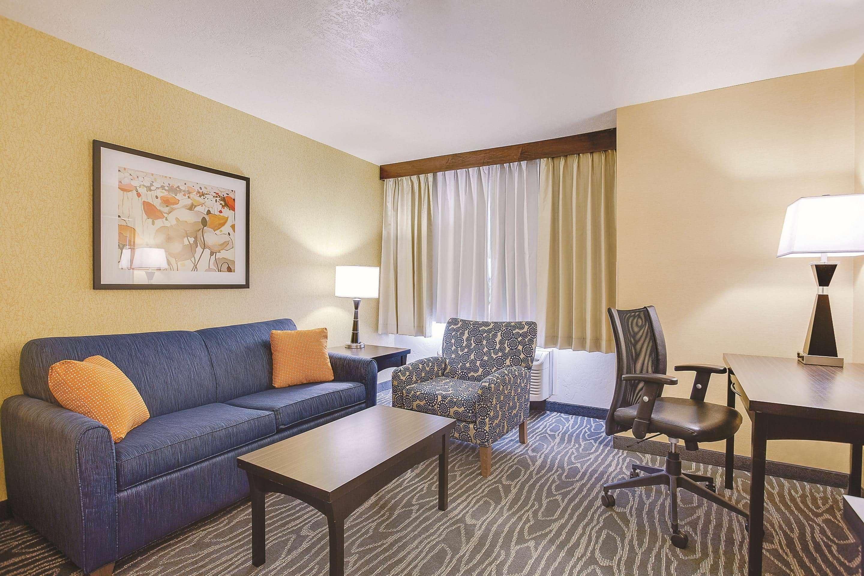 La Quinta By Wyndham Logan Hotel Exterior photo