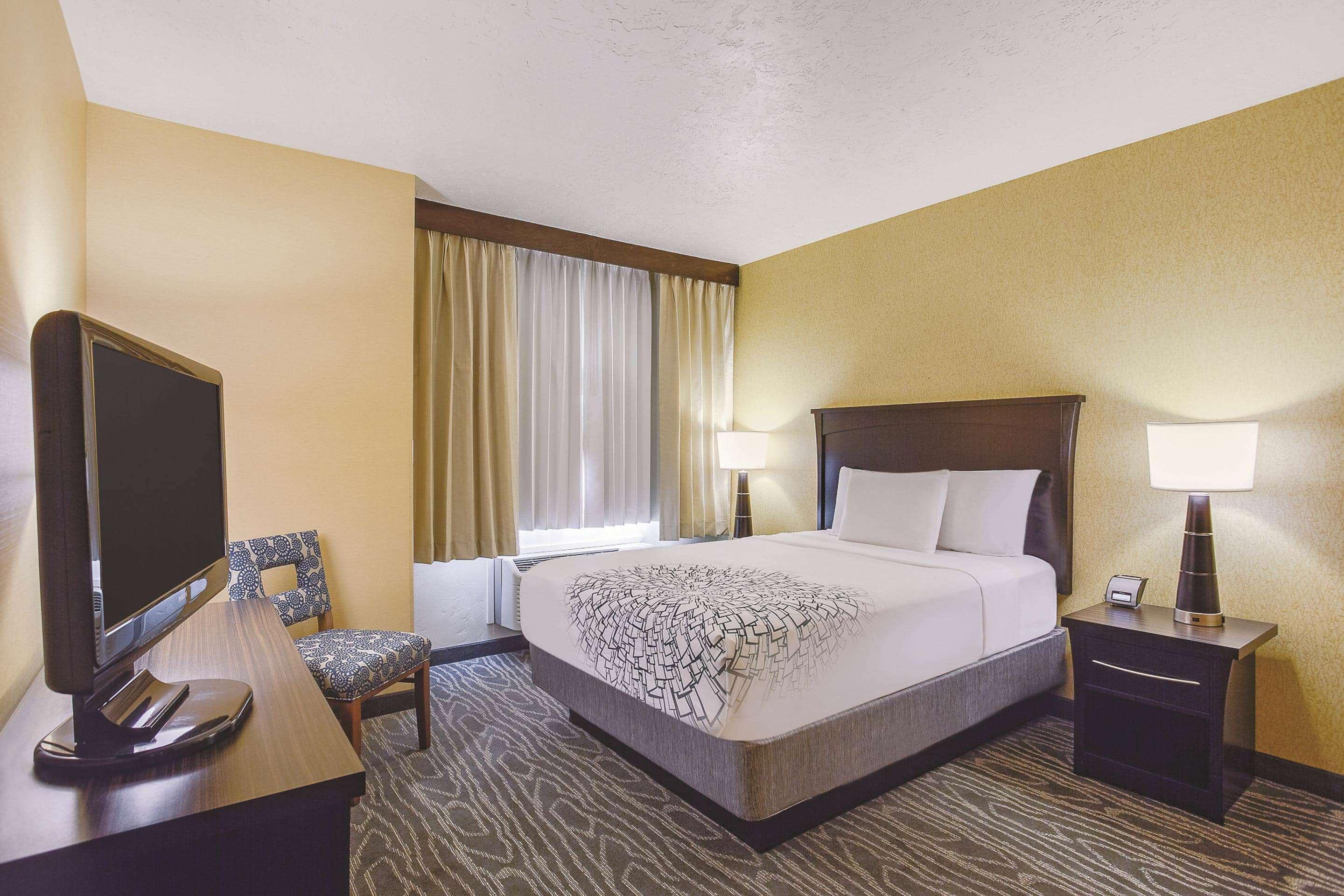 La Quinta By Wyndham Logan Hotel Exterior photo