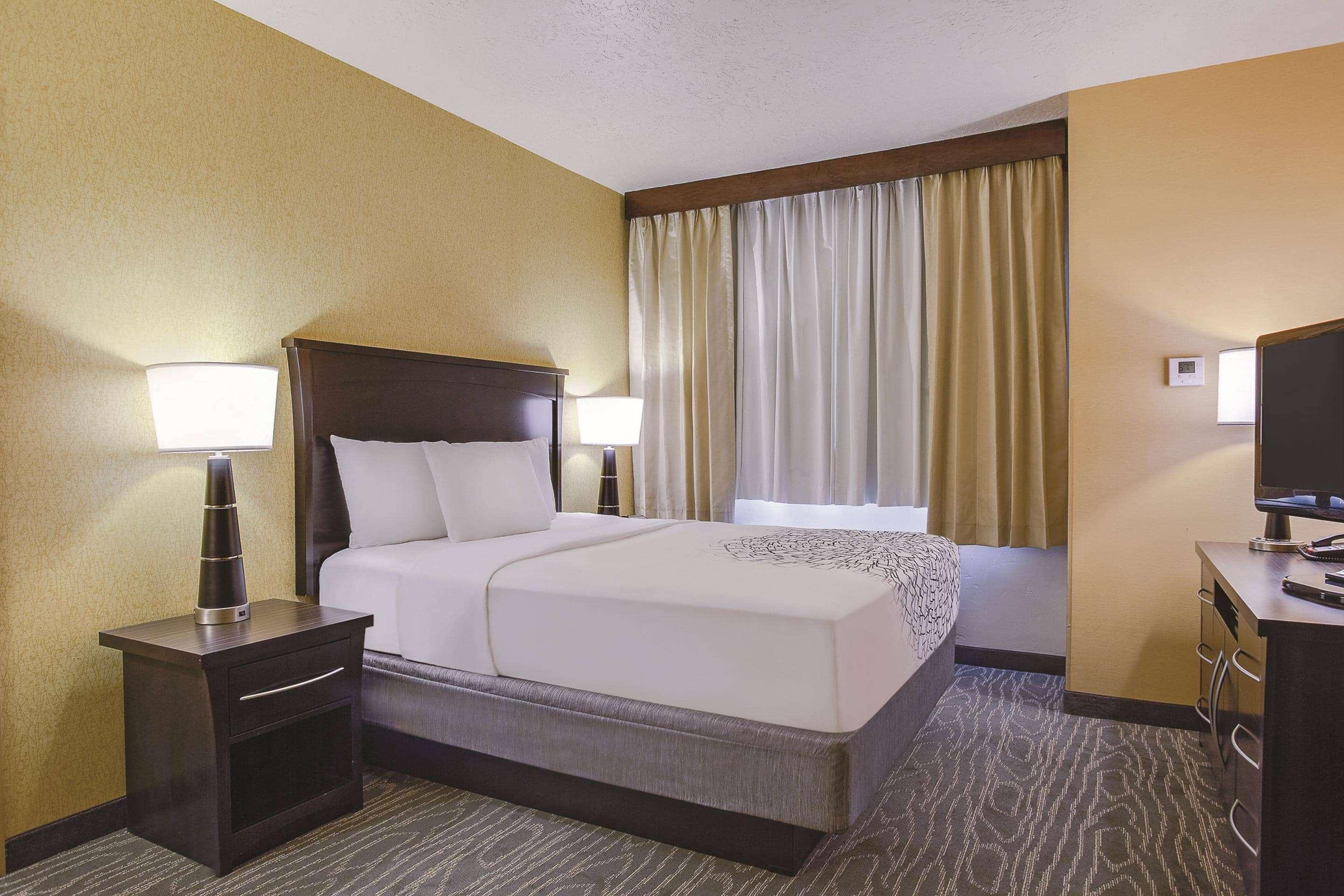 La Quinta By Wyndham Logan Hotel Exterior photo