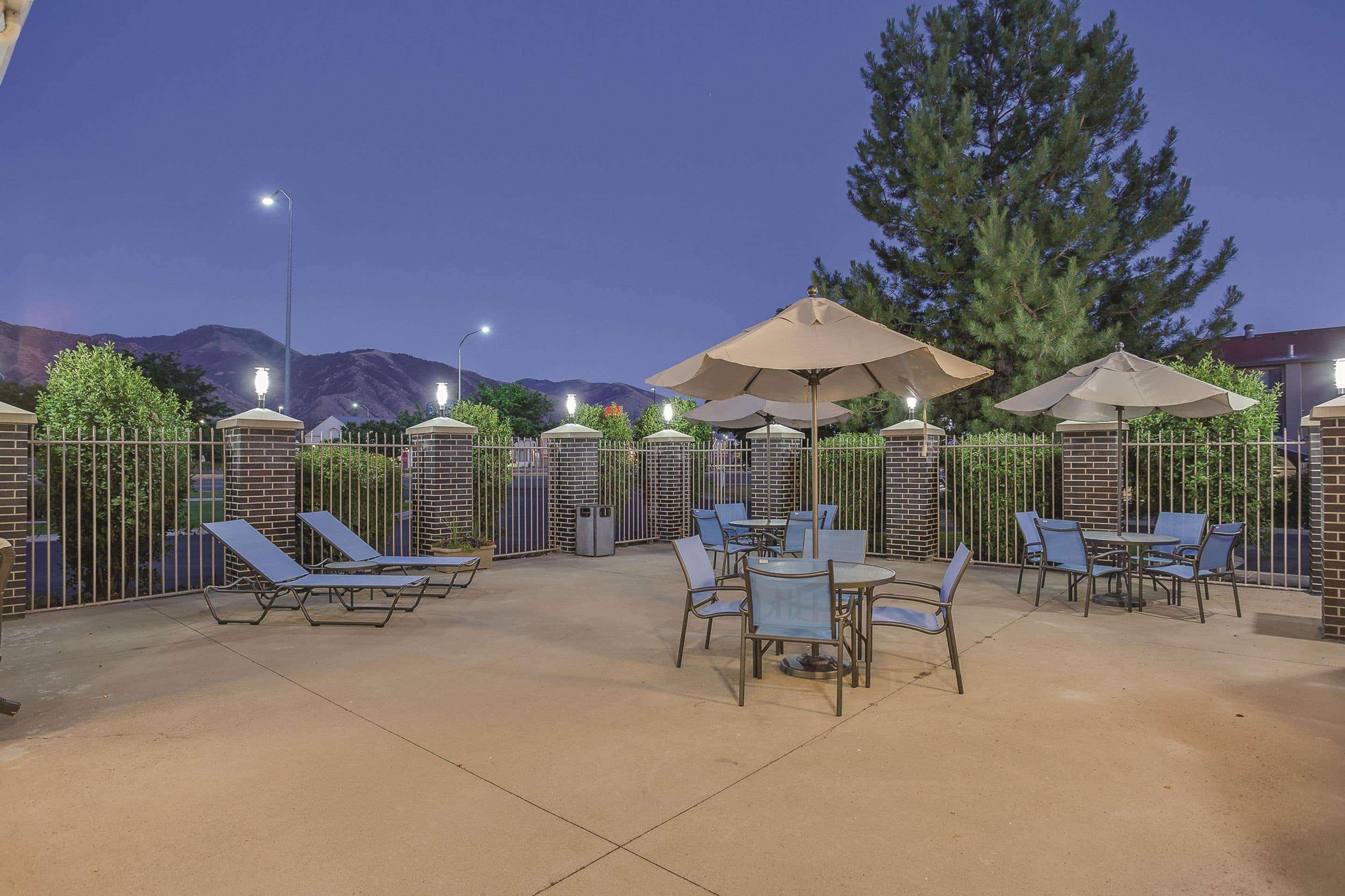 La Quinta By Wyndham Logan Hotel Exterior photo