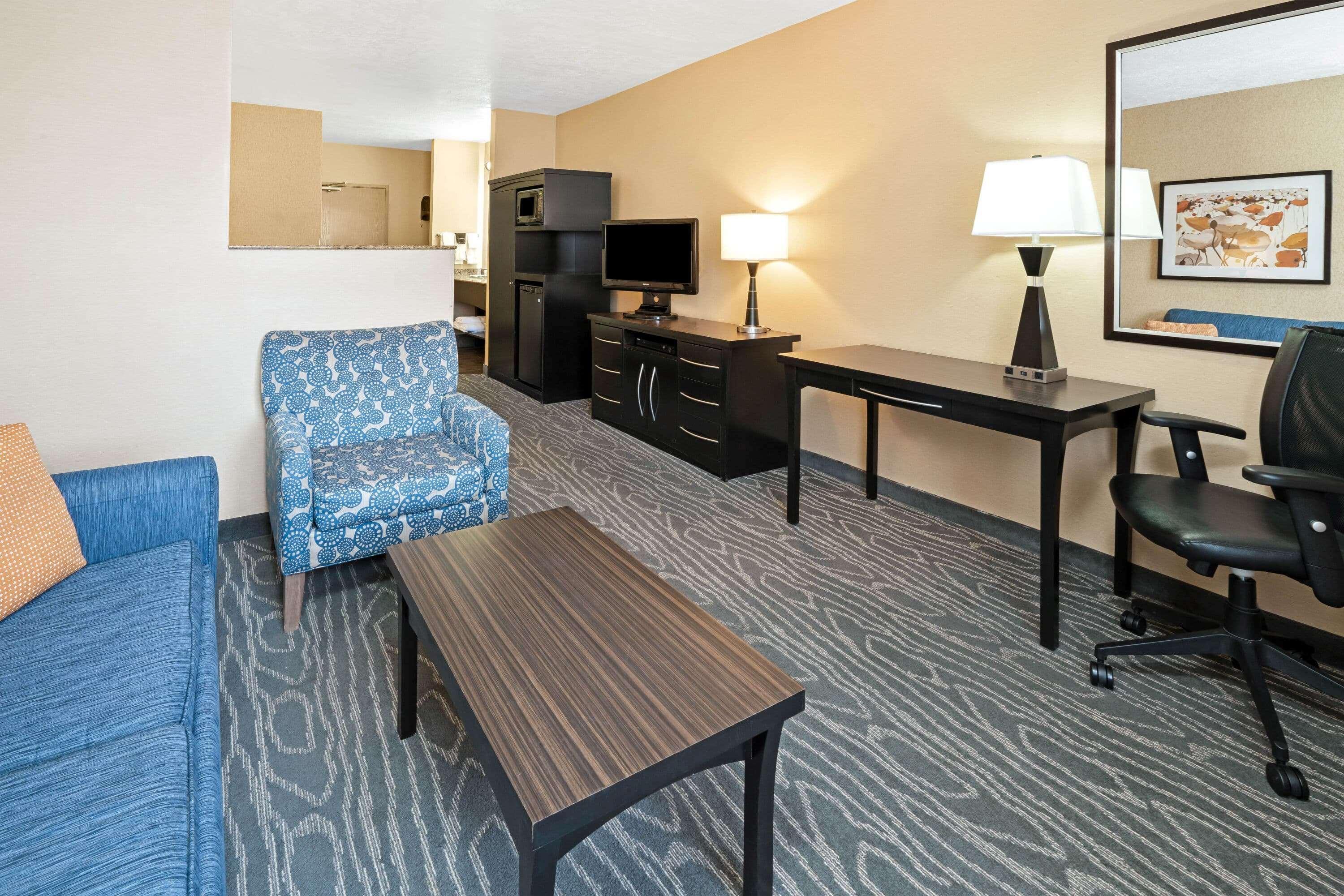 La Quinta By Wyndham Logan Hotel Exterior photo